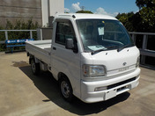 It is a picture of the white daihatsu hijet truck in 2004,First Photo Stock No.Y049488